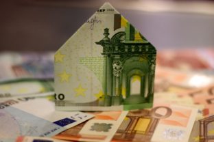Dom, peniaze, euro, bývanie, úvery, bankovky