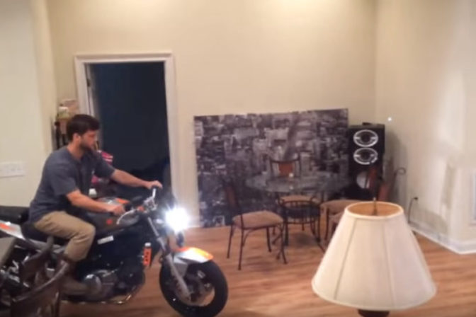 Mladik sa chcel previest v byte na motorke.png