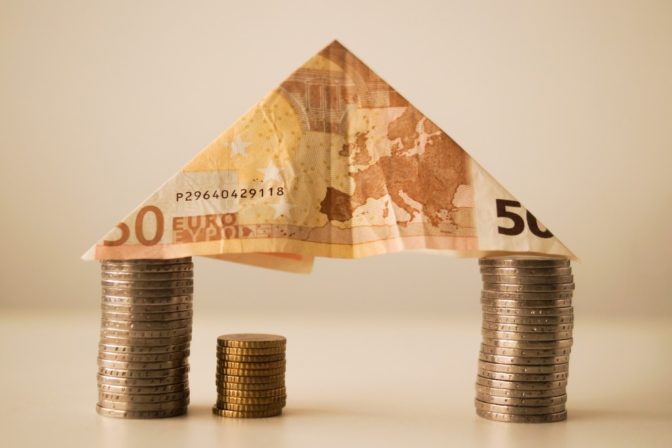 úvery, bývanie, dom, peniaze, euro, bankovky, mince