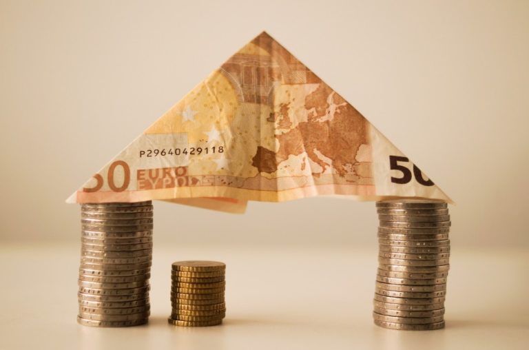 úvery, bývanie, dom, peniaze, euro, bankovky, mince