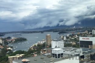 Na Sydney sa valí oblakové tsunami