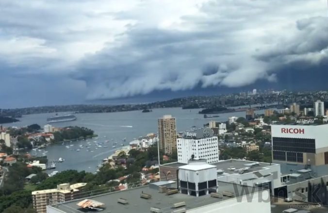 Na Sydney sa valí oblakové tsunami