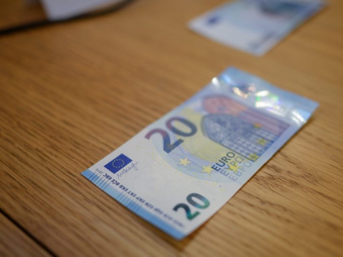 Nová 20 eurová bankovka bude od stredy v obehu