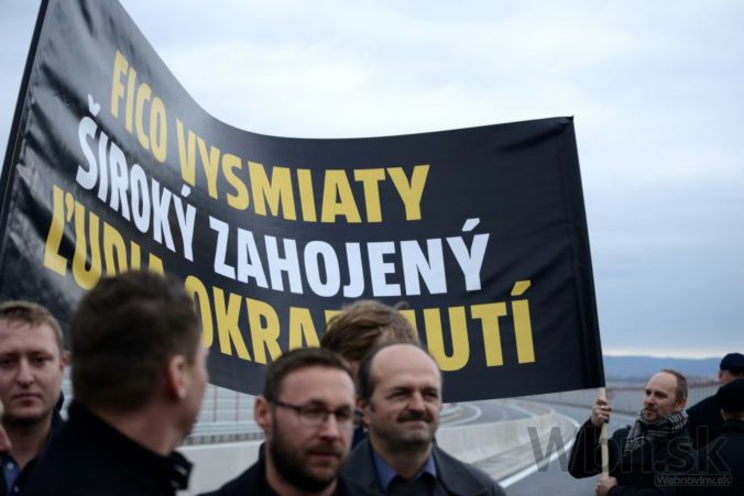 Poslanec NR SR za OĽANO Jozef Viskupič (druhý sprava) protestuje počas