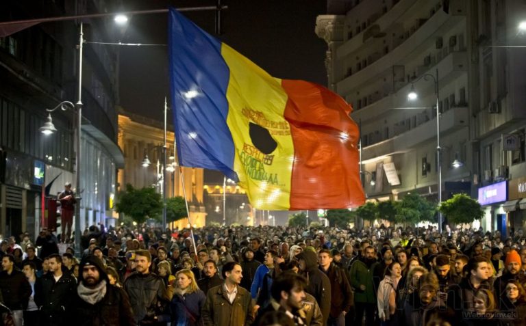 Proti vláde protestovali v Bukurešti tisíce ľudí
