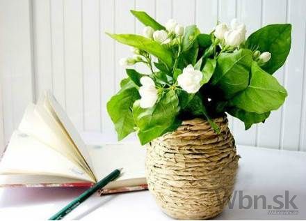 Váza na kvety zdobená kraftovým papierom