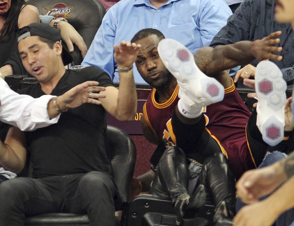 LeBron spadol a poranil ženu golfovej hviezdy
