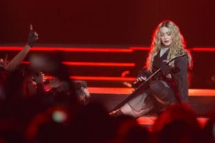 Madonna odohrala krátky koncert na námestí v Paríži