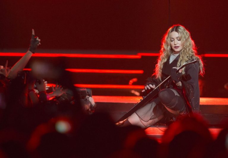 Madonna odohrala krátky koncert na námestí v Paríži