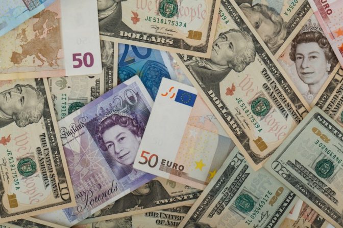 Euro, dolár, britská libra, peniaze, bankovky