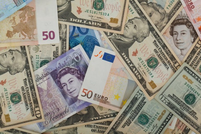 Euro, dolár, britská libra, peniaze, bankovky