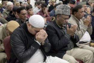 Stovky moslimov sa zhromaždili v kalifornskej mešite, aby odsúdili mas