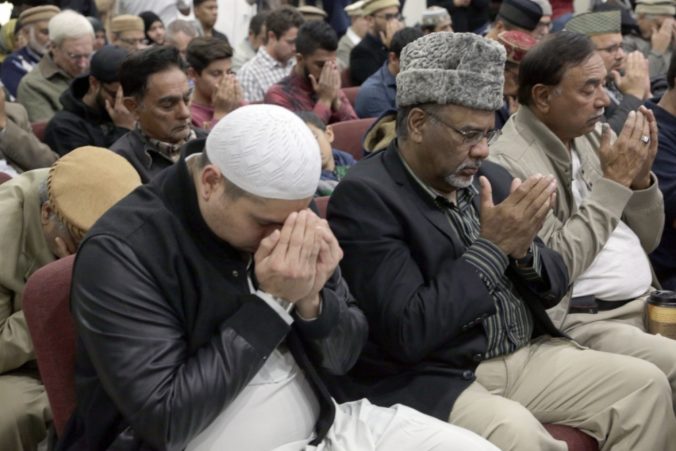 Stovky moslimov sa zhromaždili v kalifornskej mešite, aby odsúdili mas