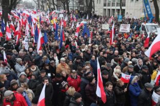 Tisíce oponentov novej vlády sa zišli na protestnom pochode