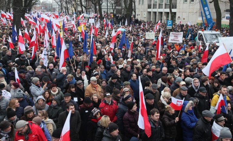 Tisíce oponentov novej vlády sa zišli na protestnom pochode