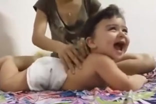 Video: Aj takúto masáž môžte dopriať vášmu bábätku