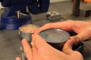 Video: Ako otvoriť konzervu bez otváraču?