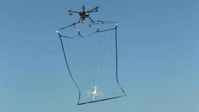 Video: Policajti chytajú drony do siete iným dronom