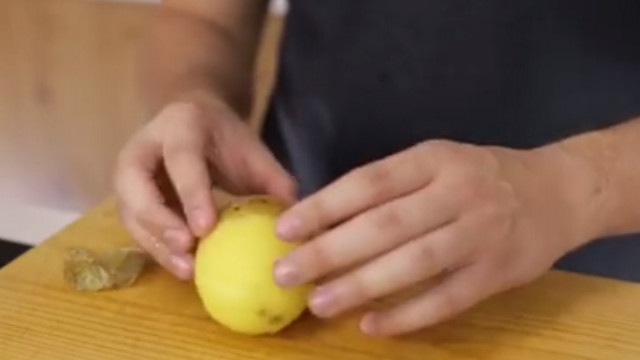 Video: Super trik, ako bleskovo ošúpete uvarené zemiaky