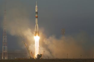 Z Bajkonuru odštartovala kozmická loď Sojuz vezúca posádku na ISS