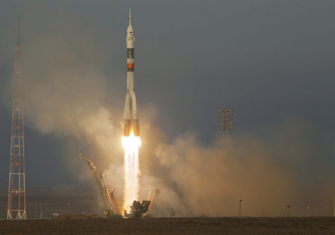 Z Bajkonuru odštartovala kozmická loď Sojuz vezúca posádku na ISS