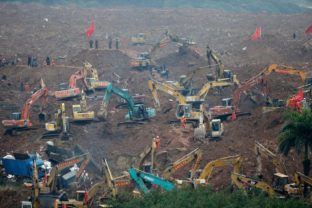 Zosuv bahna zničil priemyselný park; 91 ľudí je nezvestných