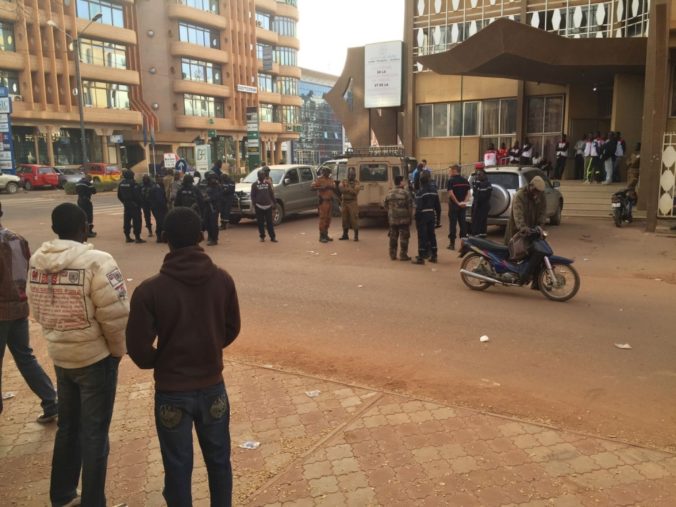 Al Kájda zaútočila na hotel v Burkine Faso, zomrelo 22 ľudí