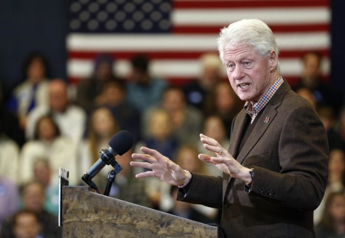 Bill Clinton sa vydal na turné, aby podporil kampaň manželky