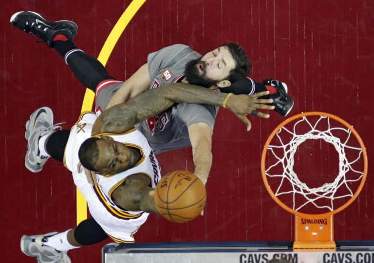 Cleveland aj s novým trénerom podľahol Chicagu