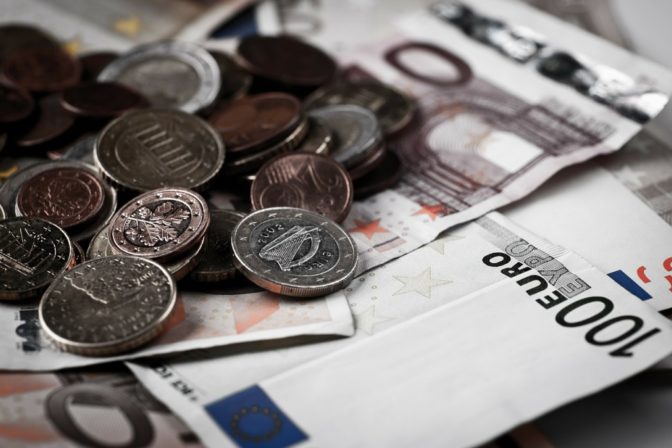 Euro, peniaze, bankovky, mince