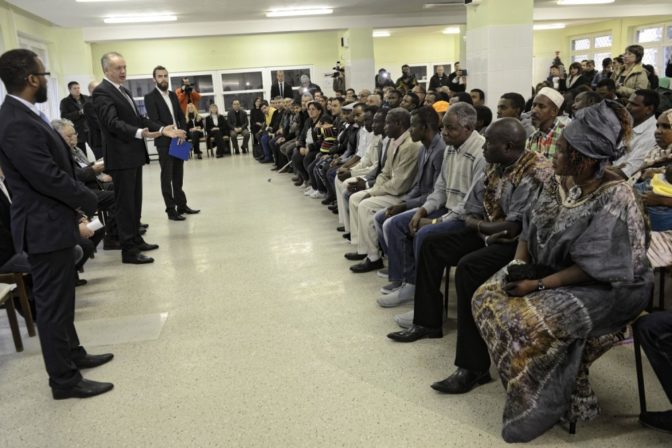 Prezident Andrej Kiska navštívil utečencov v Humennom