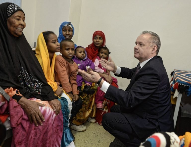 Prezident Andrej Kiska navštívil utečencov v Humennom