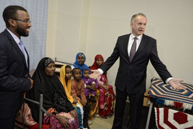 Prezident Andrej Kiska navštívil utečencov v Humennom