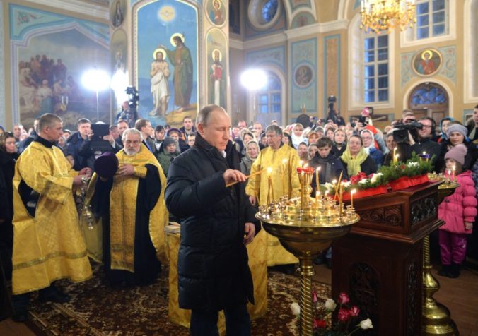 Putin sa nečakane dostavil na vianočnú omšu v strednom Rusku