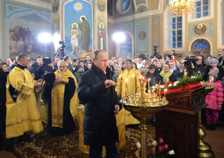 Putin sa nečakane dostavil na vianočnú omšu v strednom Rusku