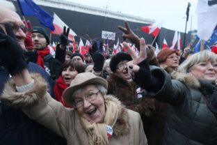 Tisíce Poliakov demonštrovali za demokraciu a slobodu médií