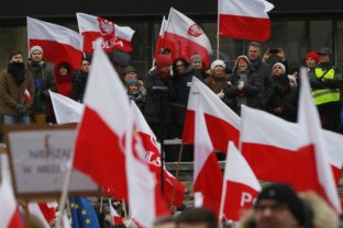 Tisíce Poliakov demonštrovali za demokraciu a slobodu médií