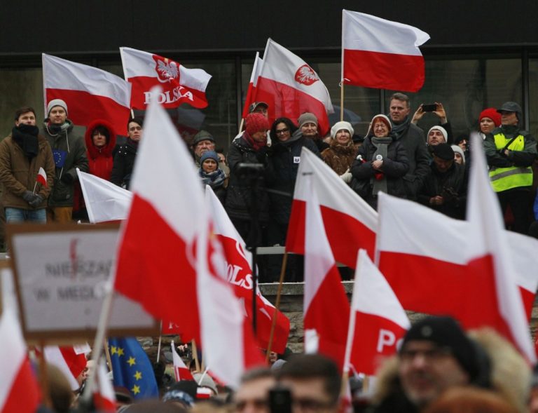 Tisíce Poliakov demonštrovali za demokraciu a slobodu médií