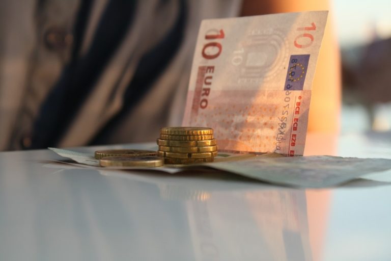 Euro bankovky peniaze mince