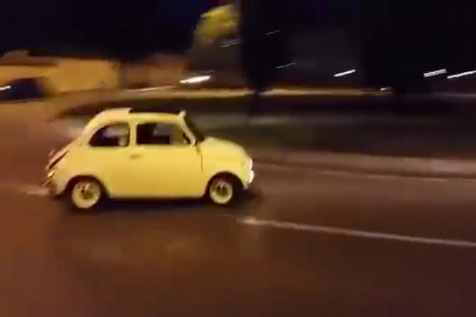 Fiat 500 driftuje.png
