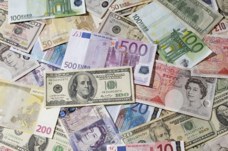 Libra voči doláru oslabila na sedemročné minimum