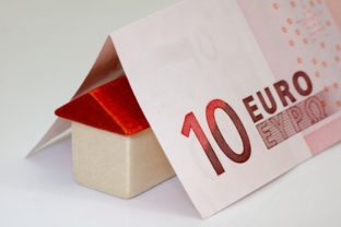 Euro bankovky peniaze bývanie
