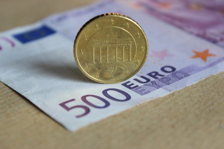 Euro bankovky peniaze mince