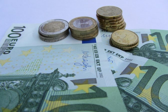 Euro bankovky peniaze mince