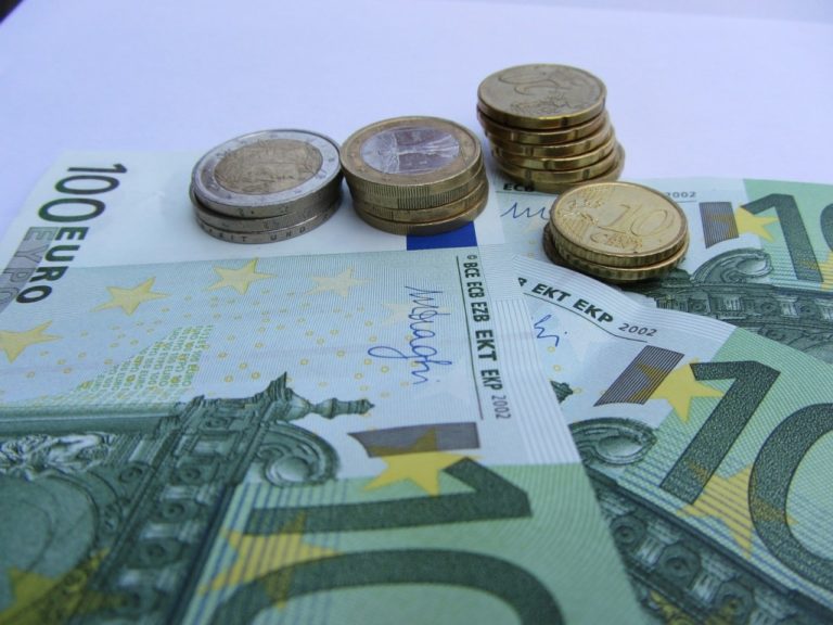 Euro bankovky peniaze mince