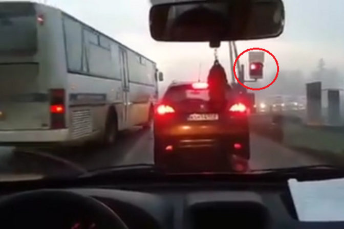 Prejazd na cervenu.png