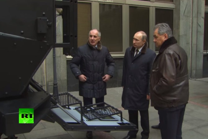 Putin prezera vojensku techniku.png