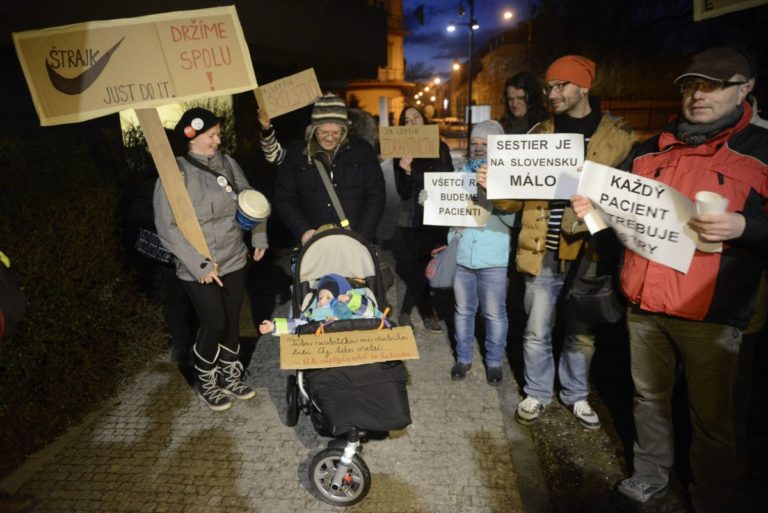 Protest sestier pred vilou Pašku