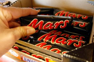Tyčinku Mars sťahujú aj zo slovenských obchodov