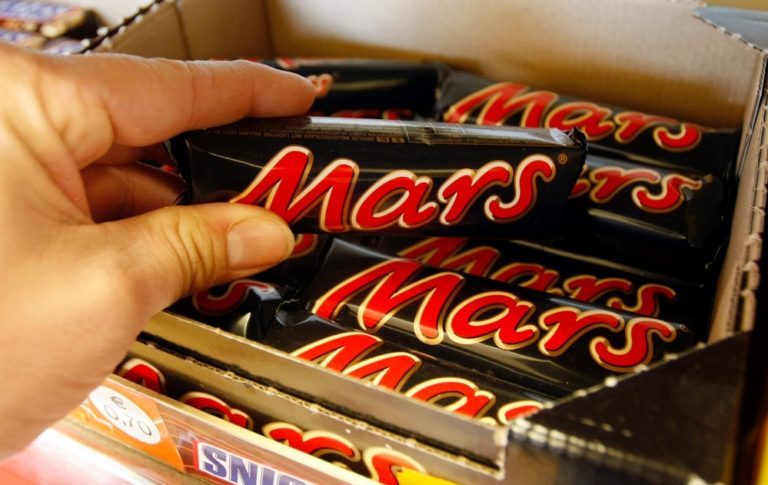 Tyčinku Mars sťahujú aj zo slovenských obchodov